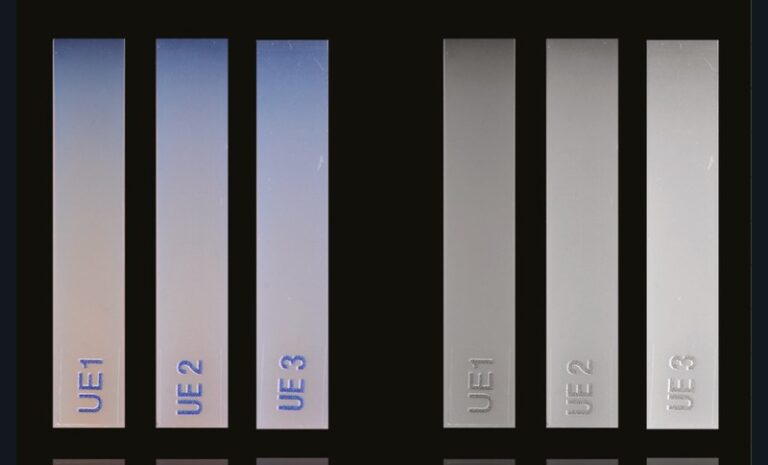 11a. Barrettes en résine composite amélaire du teintier Enamel Plus HRi. Les différents degrés de luminosité sont mis en évidence sur une photo en noir et blanc.