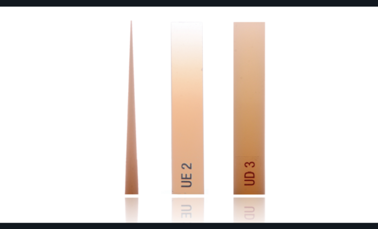 13. Les barrettes en résine composite du teintier Enamel Plus HRi possèdent une découpe triangulaire afin de créer un pas progressif du niveau d’épaisseur de l’échantillon.