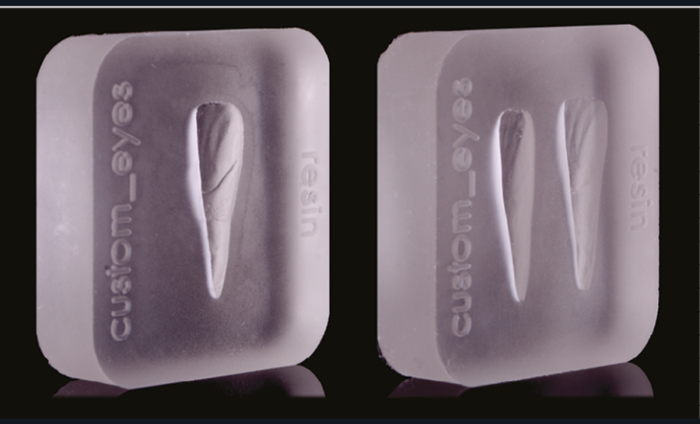 22a. Le Custom_Eyes2.0 diffère de son ancienne version par deux aspects : un nouveau moule s’ajoute au moule préexistant (il permet de rajouter un contexte gingival aux échantillons), le silicone employé est transparent pour permettre une photopolymérisation sur toutes ses faces.