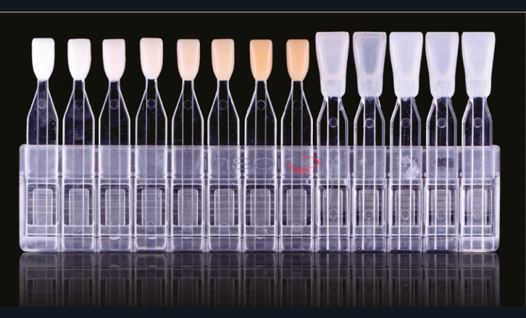 8. Le teintier Inspiro® est combinable, les cœurs dentinaires permettant de sélectionner la saturation s’emboîtent dans les coques amélaires déterminant le degré de luminosité.